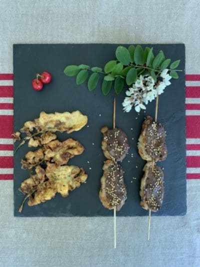 Brochettes de magret des Landes aux graines de sésame et beignets de fleur d’acacia