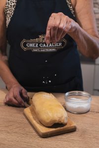 Assaisonnement du Foie Gras au gros sel