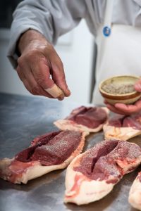 Assaisonnement préliminaire des magrets